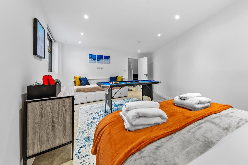 Postel nebo postele na pokoji v ubytování Architectural 4BR Home Games Room, Parking & Contractor Friendly