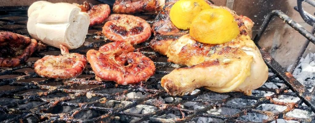 eine Gruppe von Fleisch und Gemüse auf einem Grill in der Unterkunft La Solidea Complejo de Mar in San Clemente del Tuyú