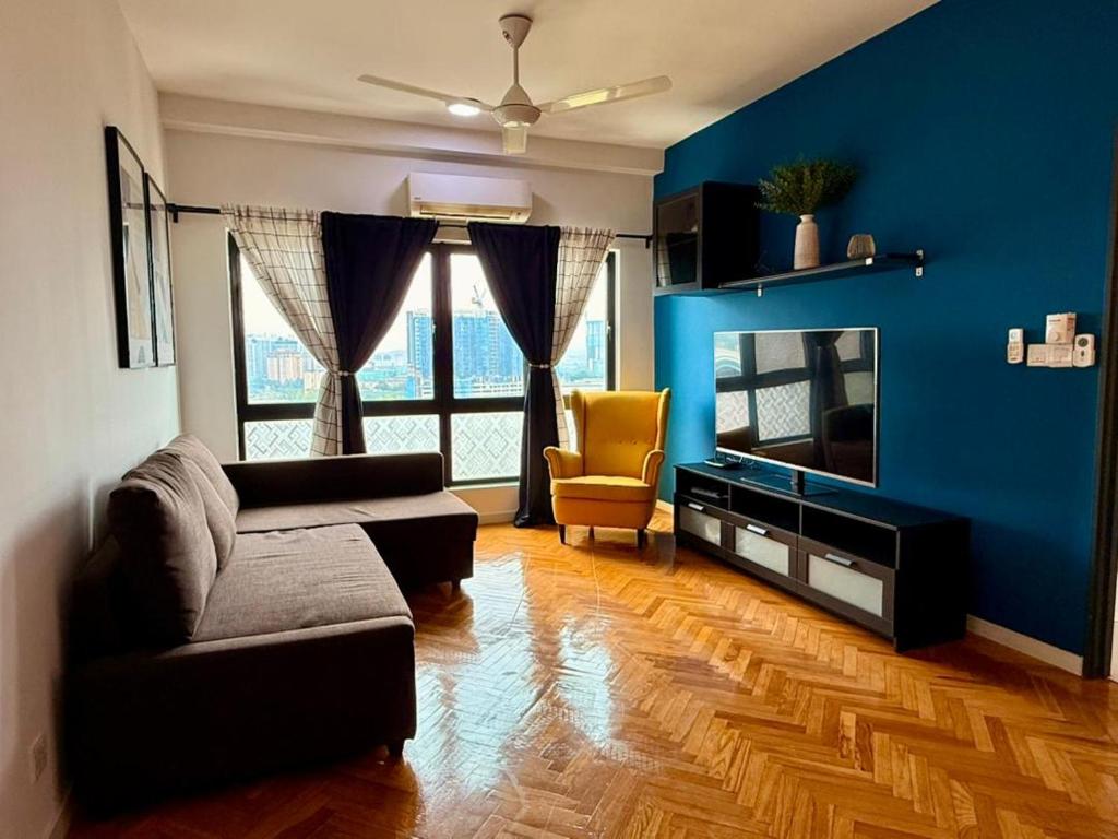 TV a/nebo společenská místnost v ubytování Emira Residence Seksyen 13 Shah Alam by Alpha LaVista