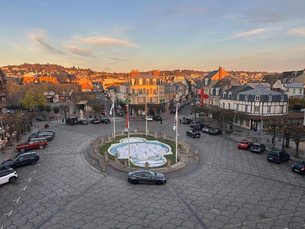 a city with cars parked in a parking lot at Hyper Centre DEAUVILLE 3 chambres in Deauville