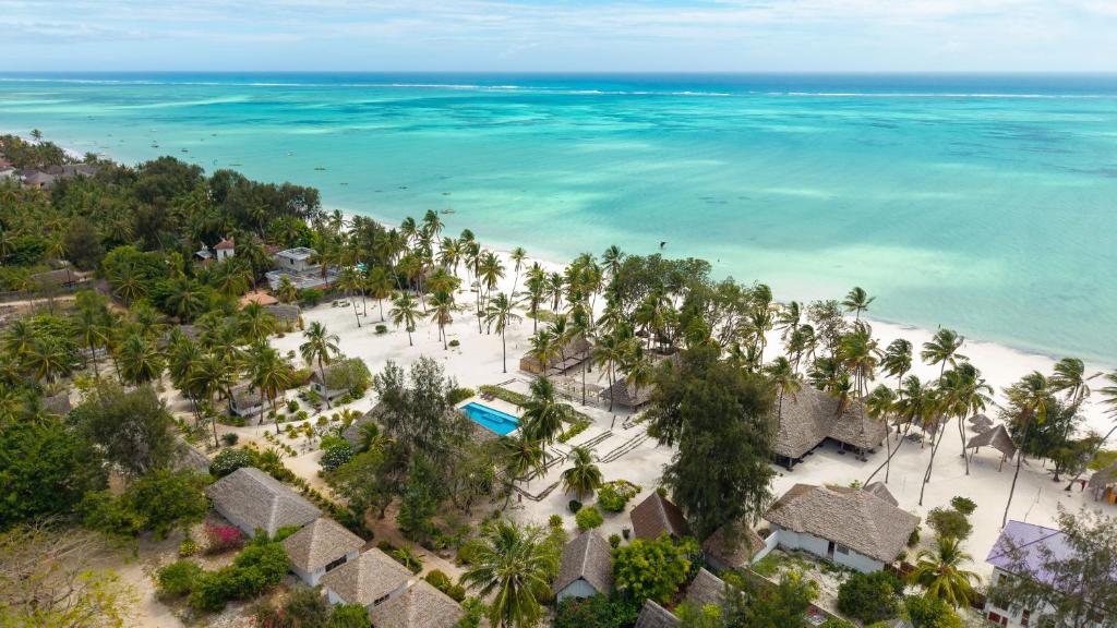 Luftaufnahme des Strandes eines Ferienortes in der Unterkunft Eco Mónica - By Cristal Resort in Paje