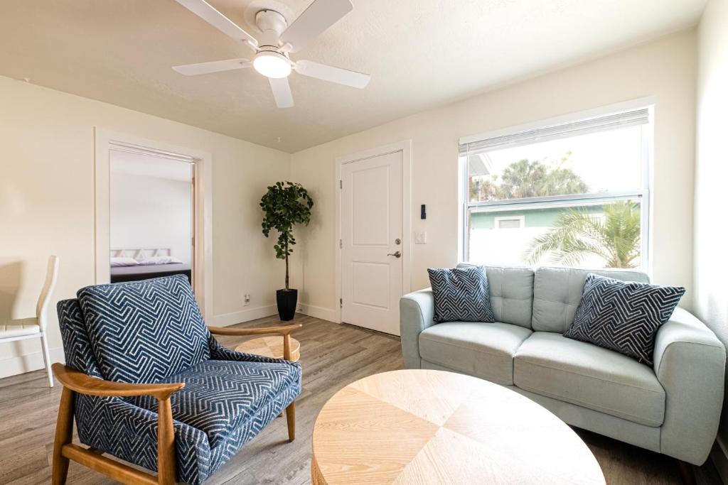 una sala de estar con un sofá y una mesa en Sunny Shores Retreat 6, en Clearwater Beach