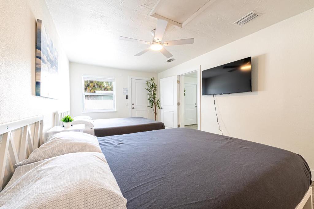 Кровать или кровати в номере 2bd 2ba Sunview 6 2Mins to BeachPool