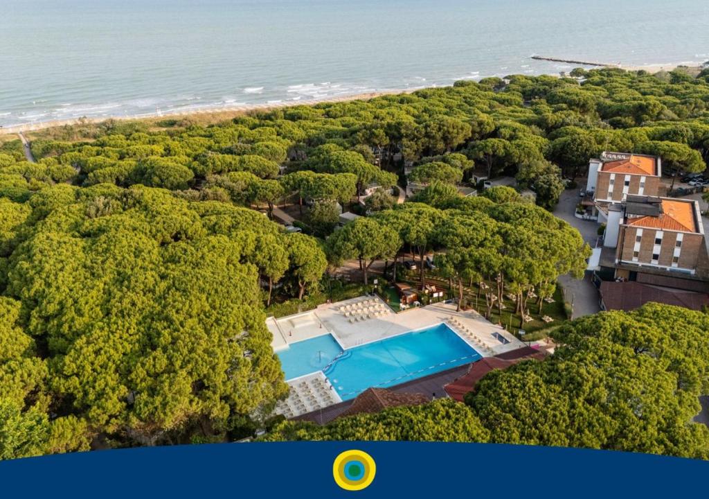 Bazén v ubytování Club del Sole Jesolo Family Resort nebo v jeho okolí