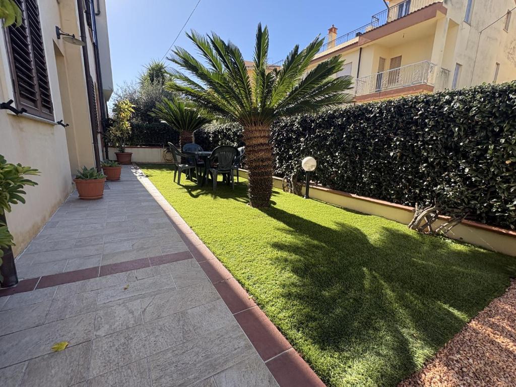 En have udenfor MICHI Holiday Home Tortolì