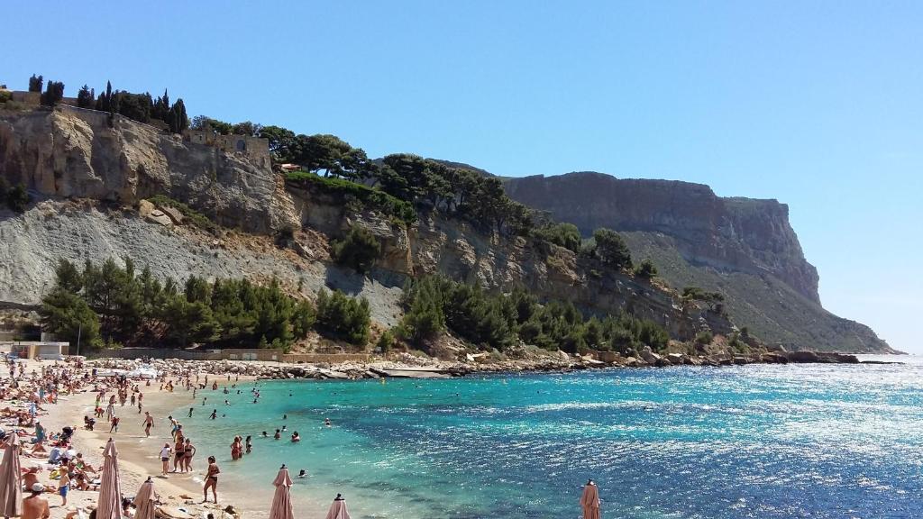 a group of people on a beach near the water at Villa Bobnell in Cassis
