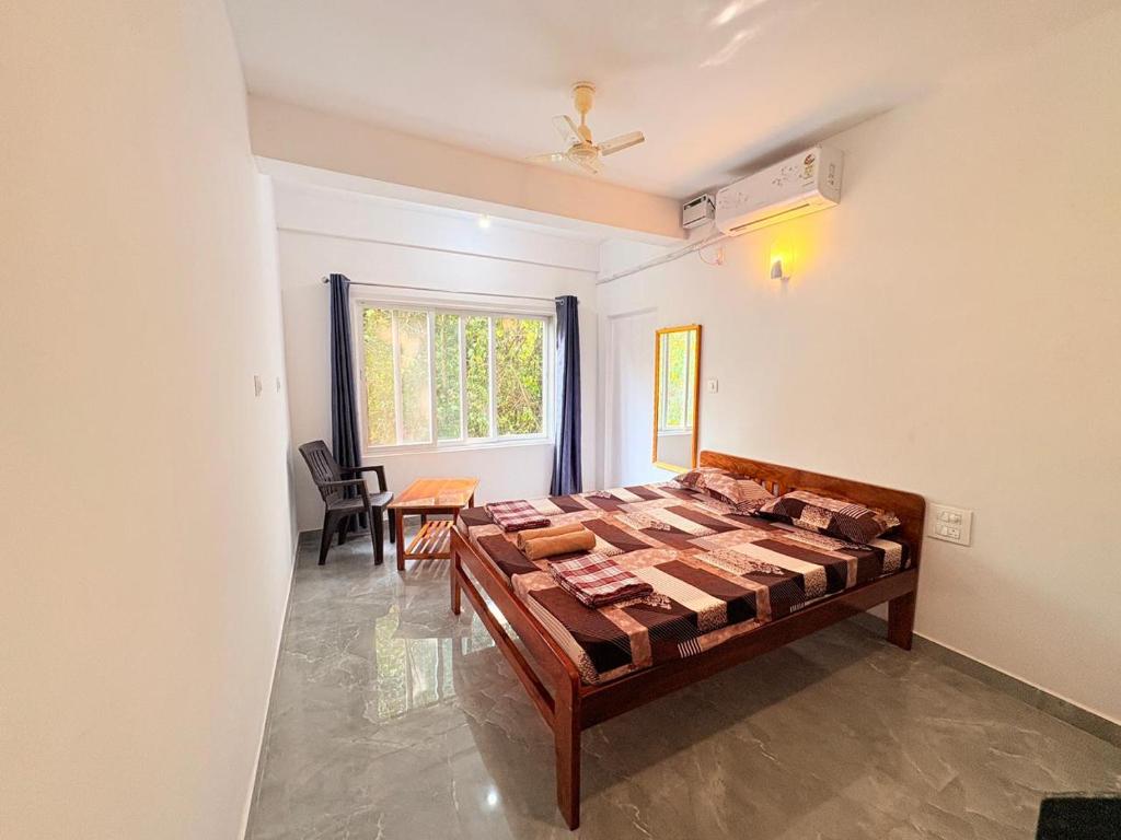 Ένα ή περισσότερα κρεβάτια σε δωμάτιο στο Mukund Sadan Retreat Arambol Goa