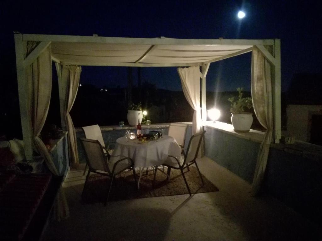 Balkón nebo terasa v ubytování Oinochori
