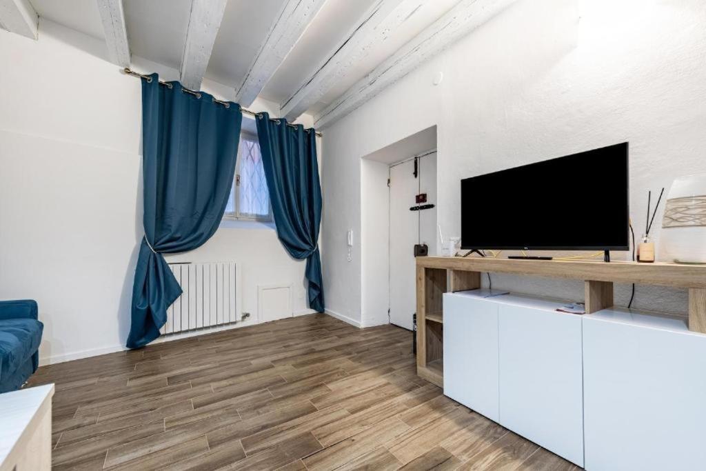 a living room with a flat screen tv at Giode X Veronetta in Verona