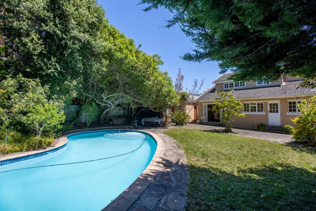ein Swimmingpool im Hof eines Hauses in der Unterkunft Constantia Retreat with Pool & Garden in Doordrift