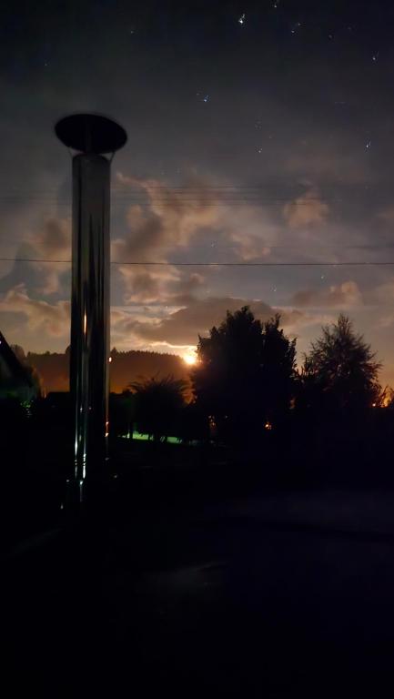 Zubrzyca DolnaCozy mountain house - Coolówka pod Babią Górą的夕阳映衬下花瓶的轮廓