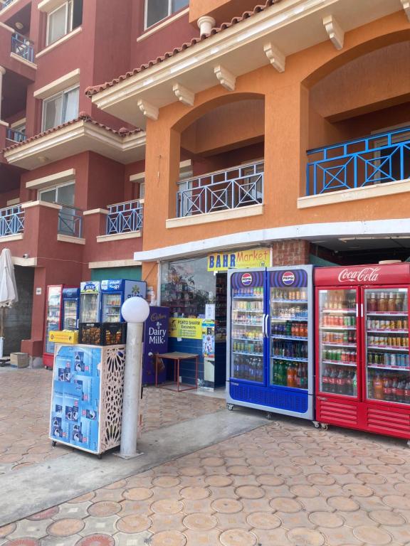 Un supermercado u otros negocios cerca del departamento u alrededores