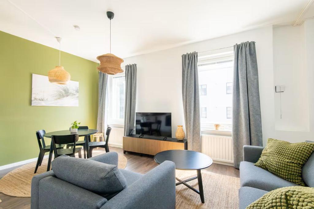 Μια τηλεόραση ή/και κέντρο ψυχαγωγίας στο Renovated 1BR Apt in Turku Downtown with Best Location