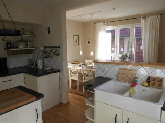 Η κουζίνα ή μικρή κουζίνα στο Ferienhaus In Norden Mit Großem Garten