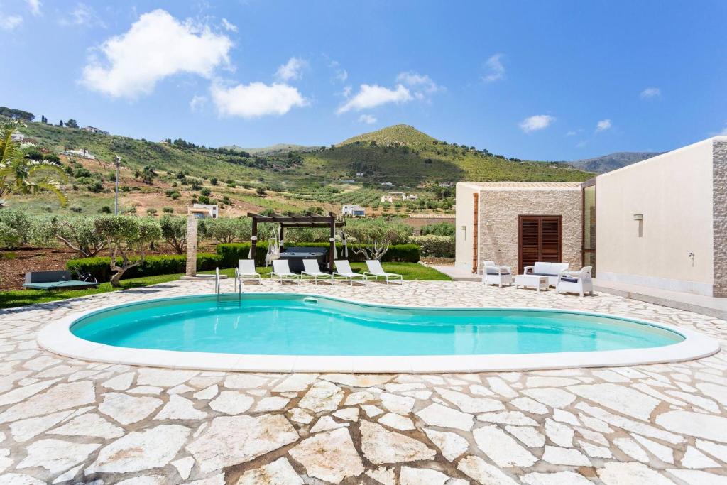 een villa met een zwembad en een patio bij Villa delle Stelle in Scopello