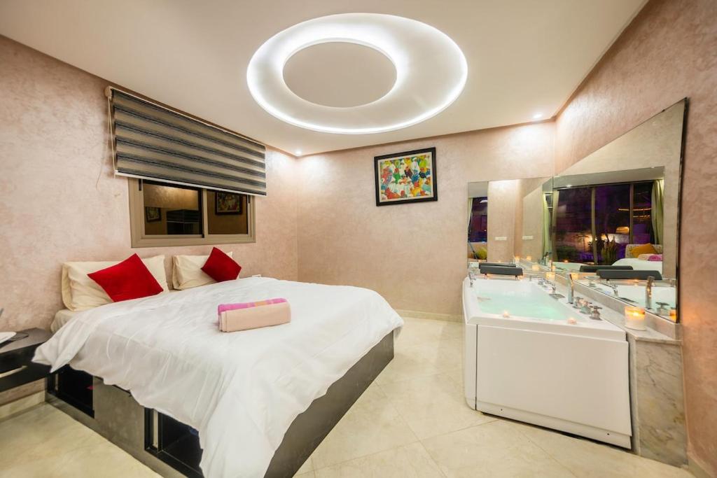 塔姆拉赫特乌兹达尔MoonLight Duplex Sea & Comfort的一间带大床和浴缸的卧室