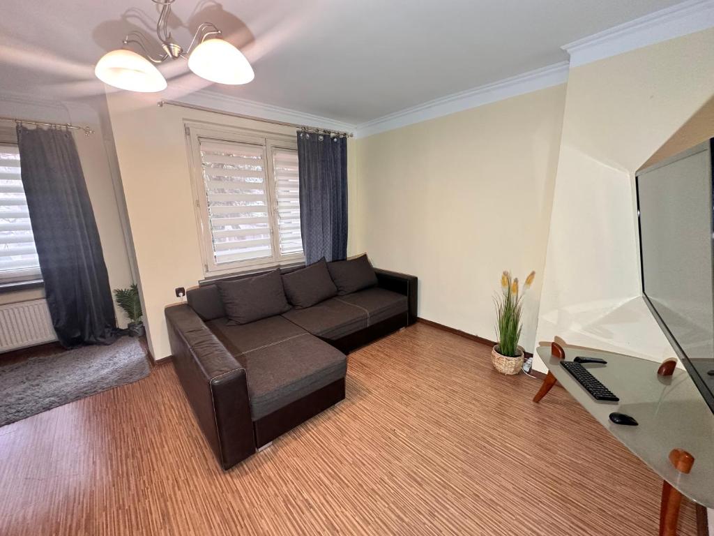 Apartament Jośki في ريبنيك: غرفة معيشة مع أريكة وتلفزيون بشاشة مسطحة