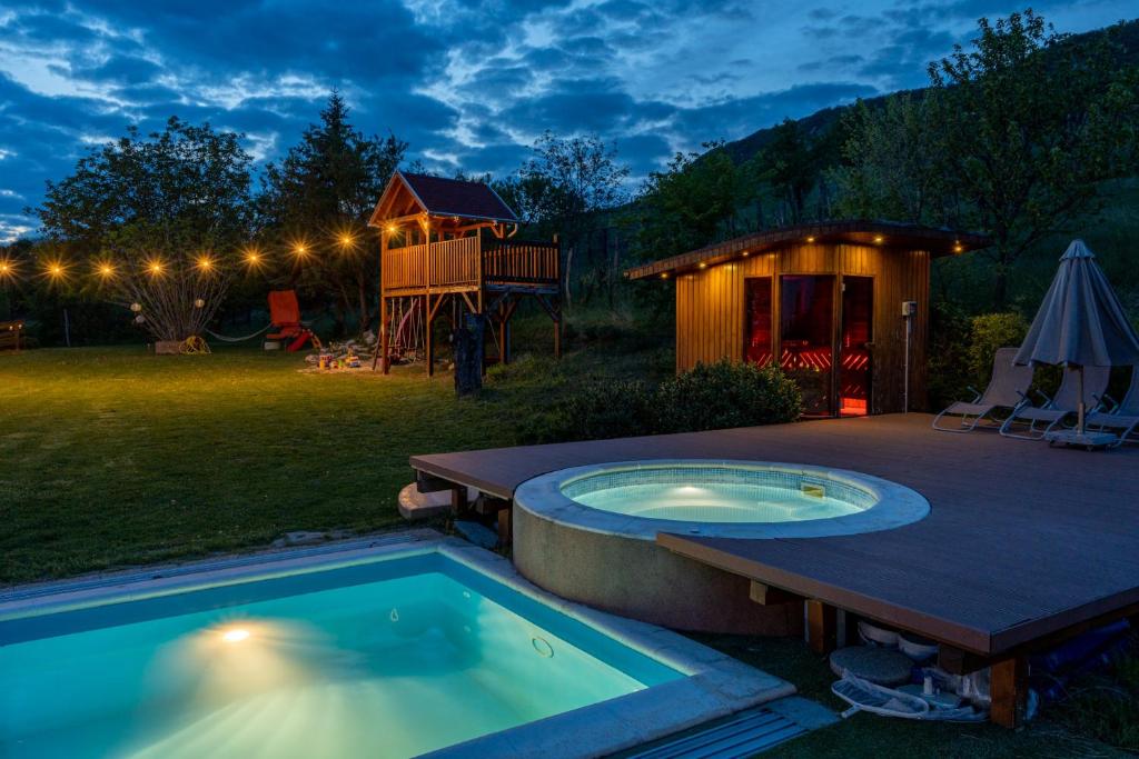 Bazén v ubytování Messzelátó Vendégház nebo v jeho okolí