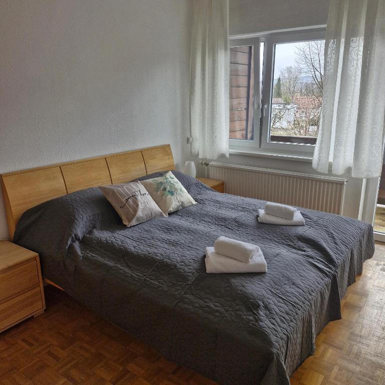 Un dormitorio con una cama con dos toallas encima. en Sankt Johannerhof, en Ternitz