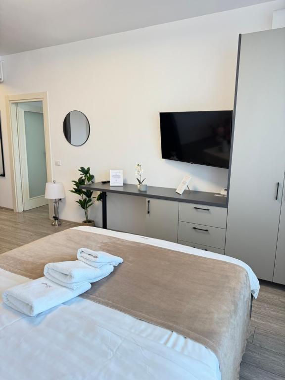 ヤシにあるLuxury Collection Studios at Q Residence Palas Mallの大きなベッドとタオル2枚のある寝室