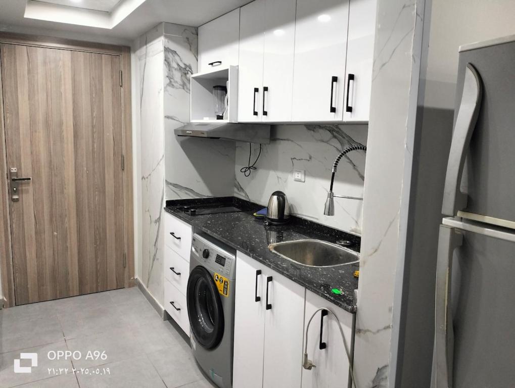 Kuchyň nebo kuchyňský kout v ubytování Scandic resort سكاندك