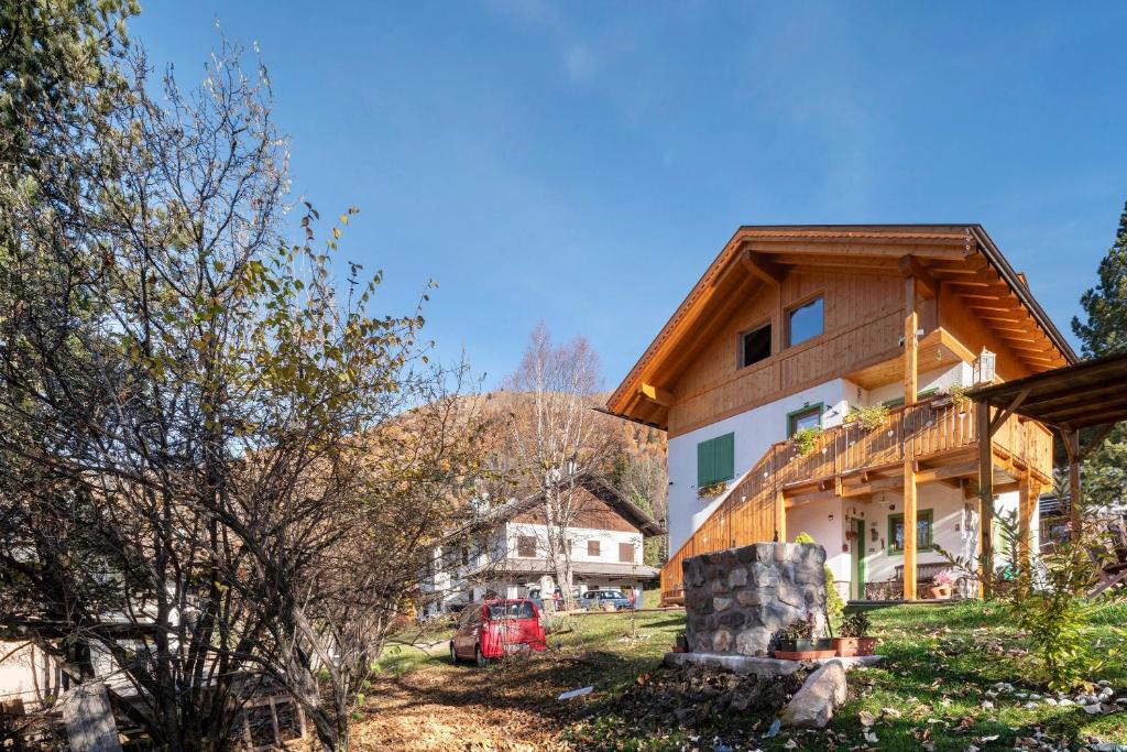 een groot huis met een houten dak bij Ciasa La Cate in Bellamonte