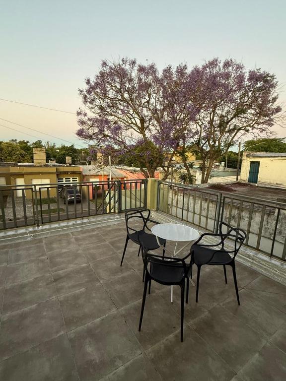 a patio with a table and chairs on a balcony at La posada de Majo 1 in Pergamino