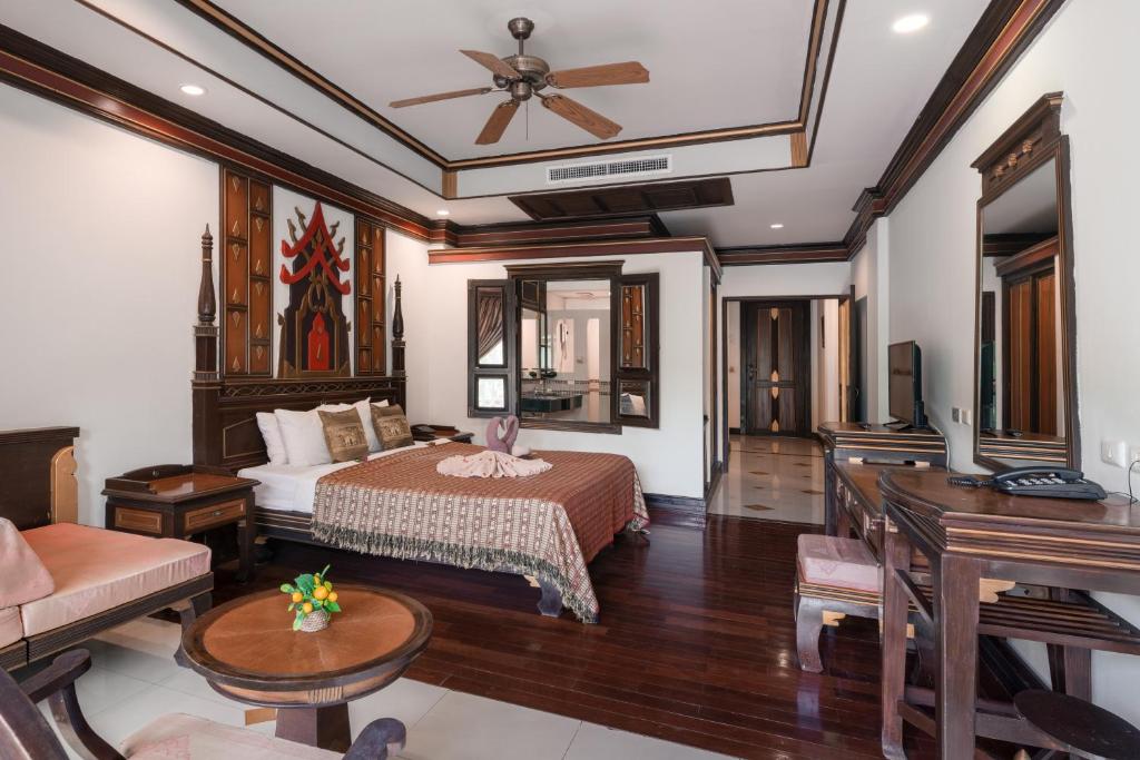 
King Suite with Pool View
