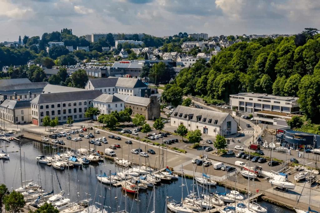 une vue aérienne sur un port de plaisance d'une ville dans l'établissement Auberge de Jeunesse de Morlaix, à Morlaix