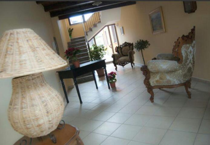 sala de estar con 2 lámparas y sofá en Il Nido Degli Angeli, en Calatabiano