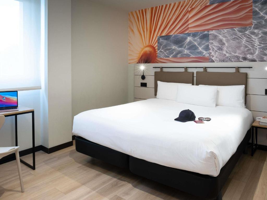 una habitación de hotel con una cama con sombrero en ibis Styles Santander, en Santander