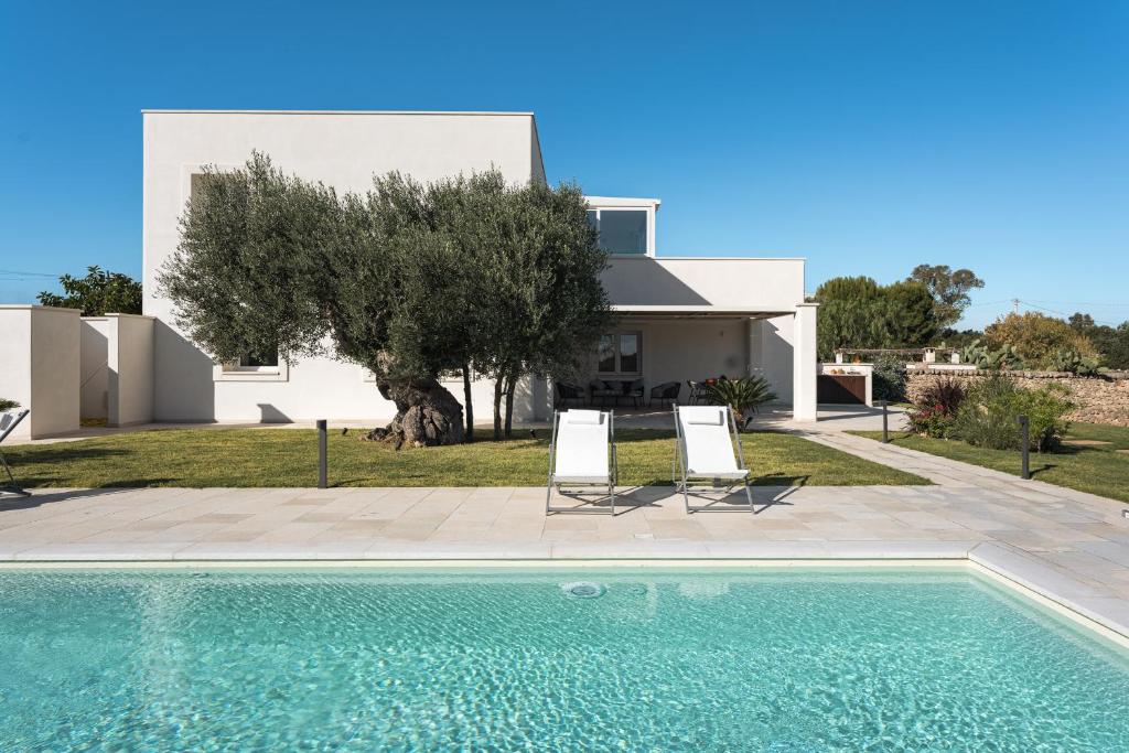 莫诺波利HelloAPULIA Villa Annita - Enchanting Sea-View Villa - superb location 2 minutes from beach and restaurants的带游泳池和房子的别墅