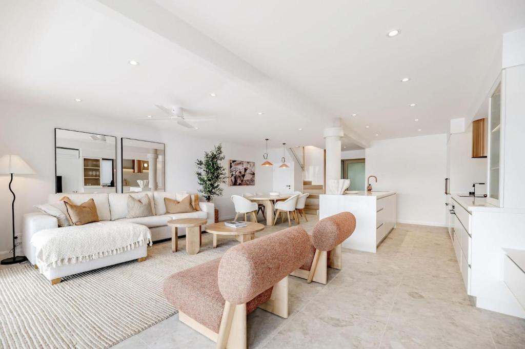 un salon avec un canapé et une table dans l'établissement Bella Vista Noosa Luxury on White Sands, à Noosaville