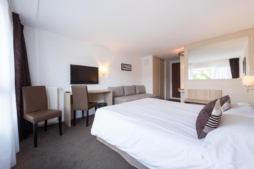 Hôtel de l'Océan Concarneau - Triple Room With City View
