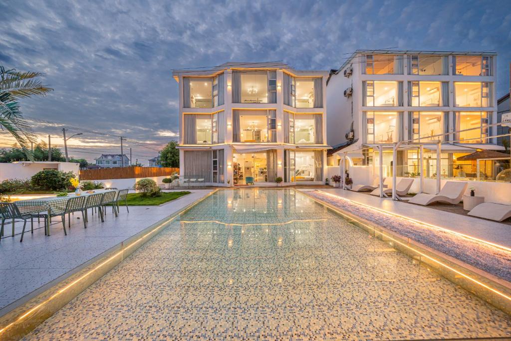 une grande maison avec une piscine devant dans l'établissement Shanghai Star Dream Hotel, à Shanghai