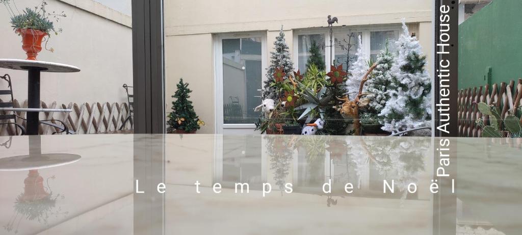 twee afbeeldingen van kerstbomen in een raam bij PARIS AUTHENTIC HOUSE Entier 1920's House Métro Line 7 For Groups in Parijs