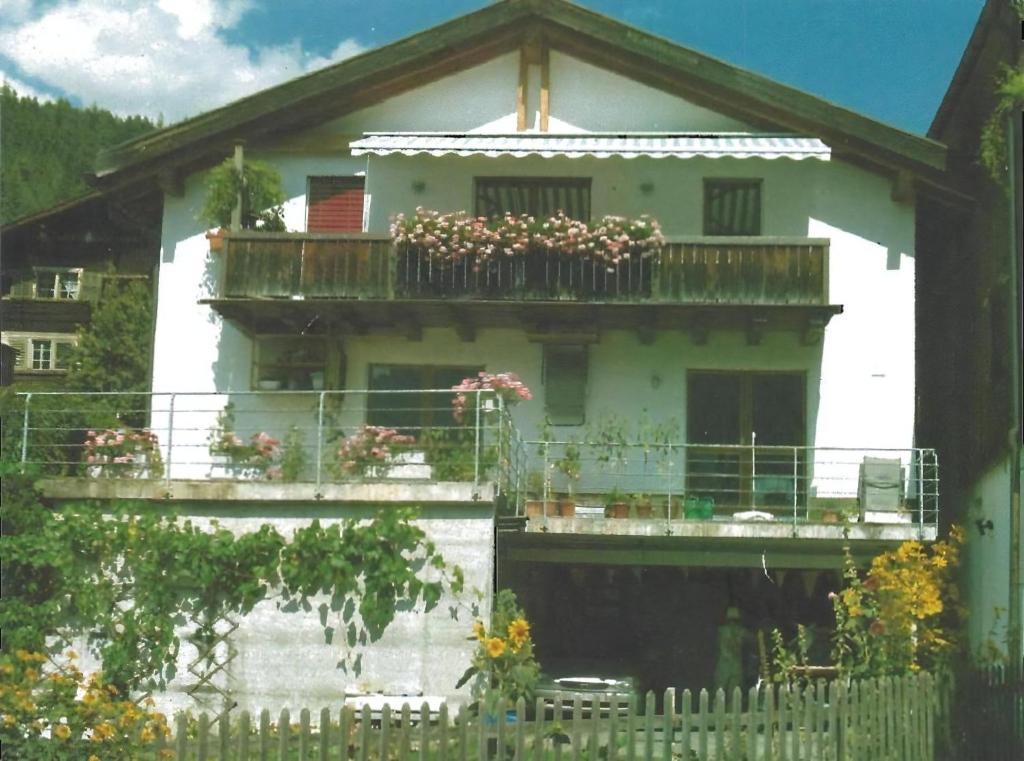 Tòa nhà nơi căn hộ tọa lạc