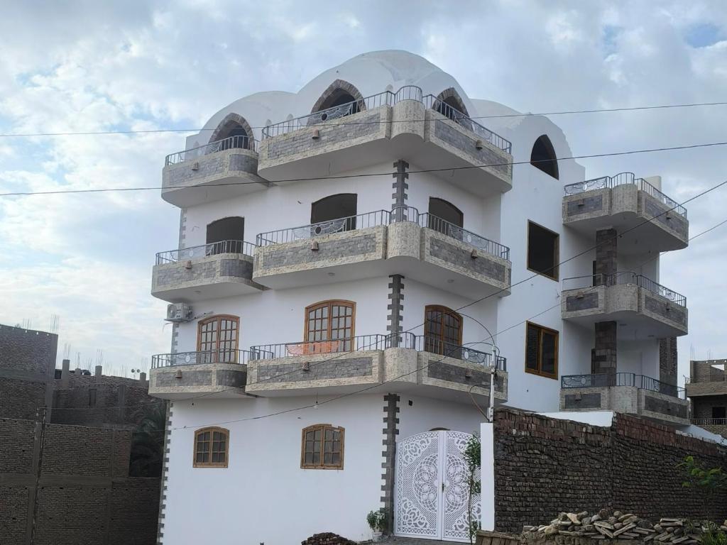 Το κτήριο όπου στεγάζεται  το διαμέρισμα