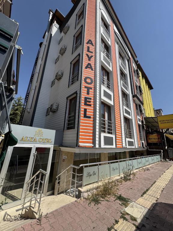 een appartementengebouw in aanbouw aan een stadsstraat bij Alya otel in Burdur