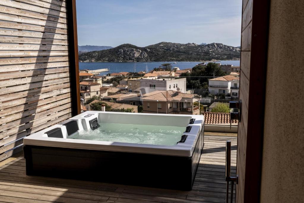 bañera de hidromasaje en el balcón con vistas al océano en Attico Salia, en La Maddalena
