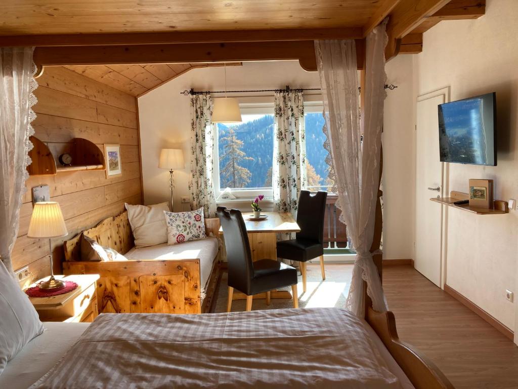 een slaapkamer met een bed en een bureau in een kamer bij Haus Werner in Ramsau am Dachstein