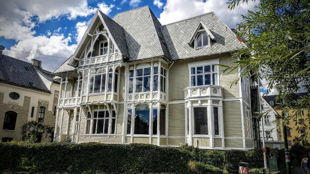 een groot wit huis met een gambrel bij Villa Karine in Bergen