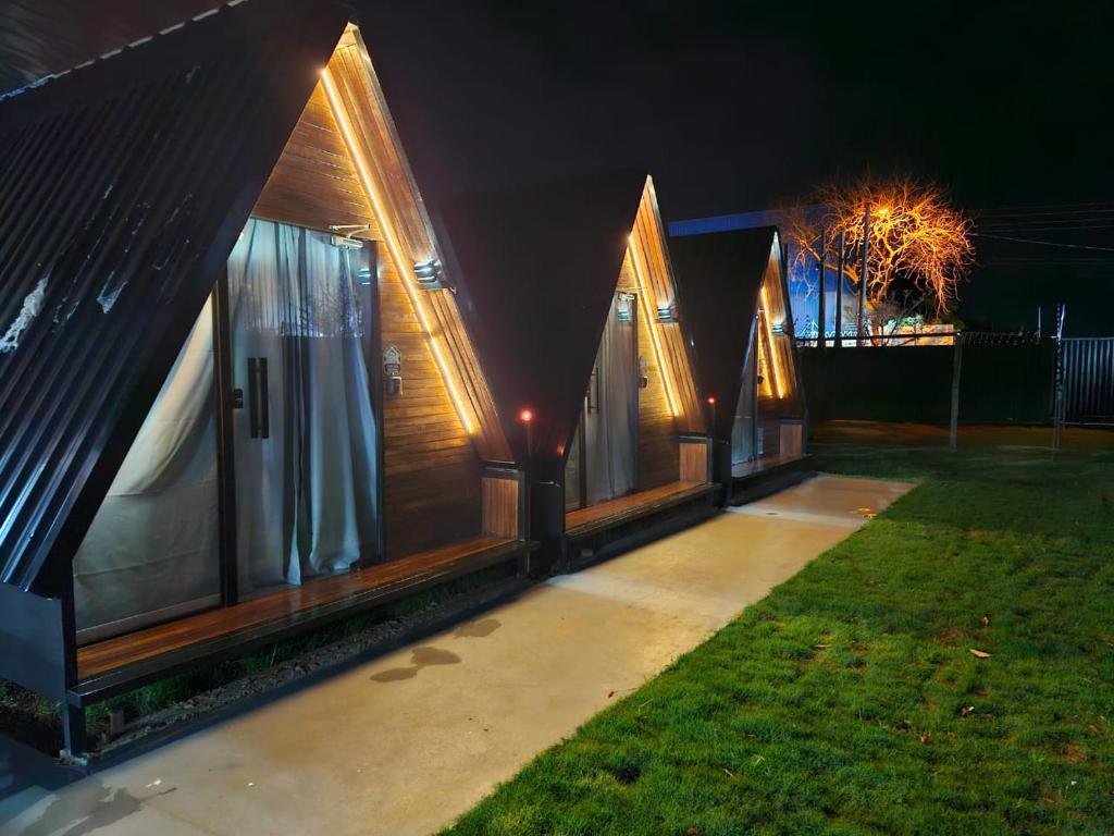 een rij huisjes is 's nachts verlicht bij Chale suite privativo cafe e hidro in Sao Jose do Rio Preto