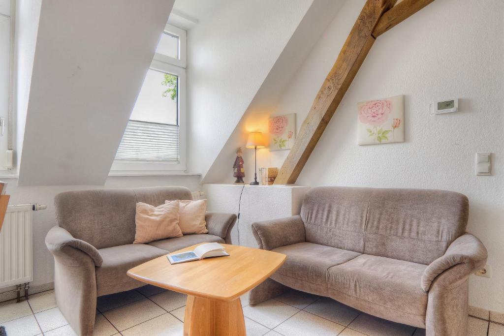 Göckes Haus Und Garten Rosengarten في Wettringen: غرفة معيشة مع كرسيين وطاولة