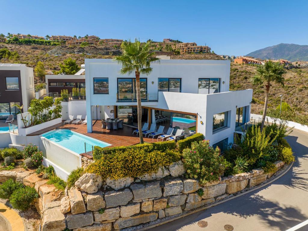 VACATION MARBELLA I Villa Paraiso The View, 6 BDR, Modern Villa, Infinity Heated Pool, Gated Community, Cinema Room, Sea View, Golf Courses