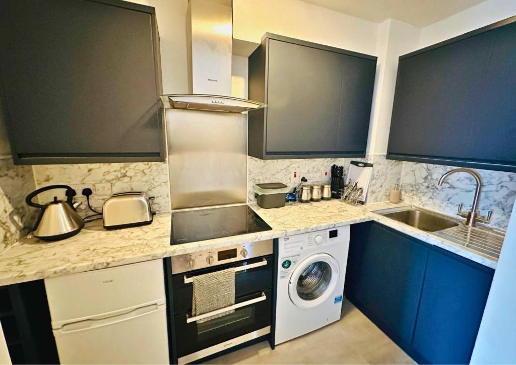 Køkken eller tekøkken på Watford Flat Near London