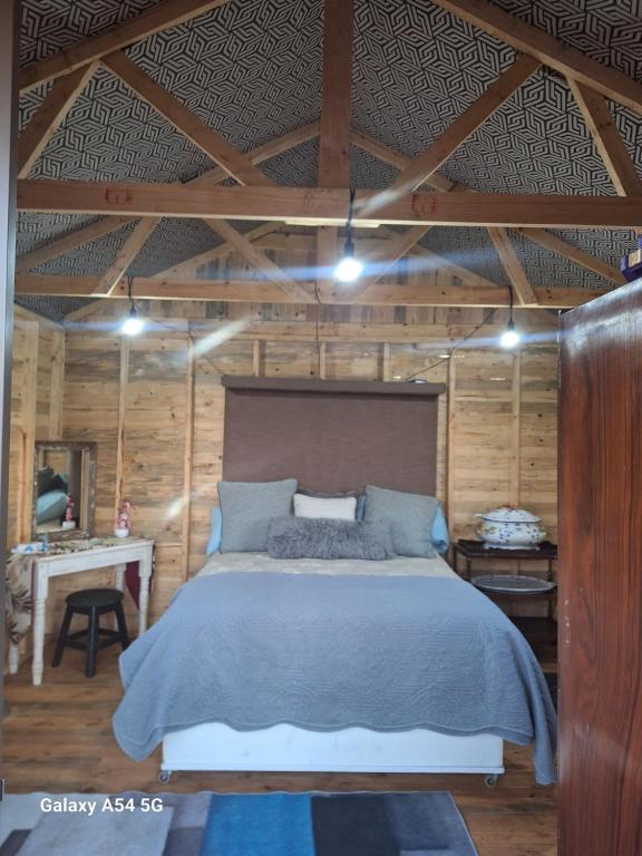 Voodi või voodid majutusasutuse The 19th Hole Rustic Cabin toas