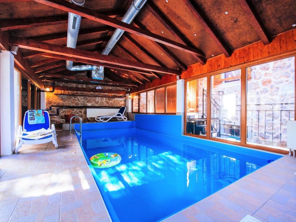 Πισίνα στο ή κοντά στο MY DALMATIA - Holiday home Jucinovi Dvori with private pool and sauna