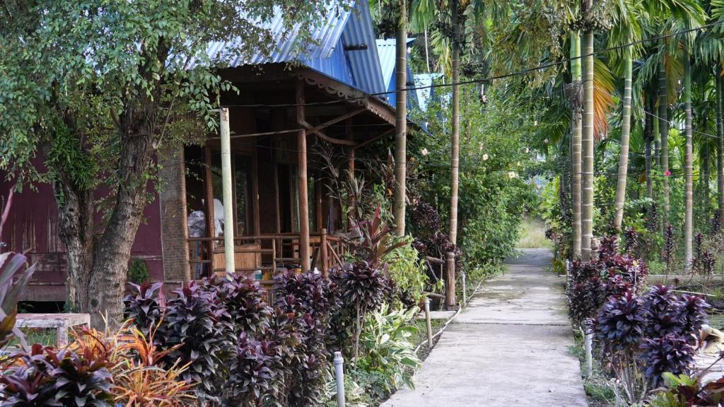 ein Gebäude mit lila Blumen davor in der Unterkunft Octopus Garden Dive Resort in Havelock Island