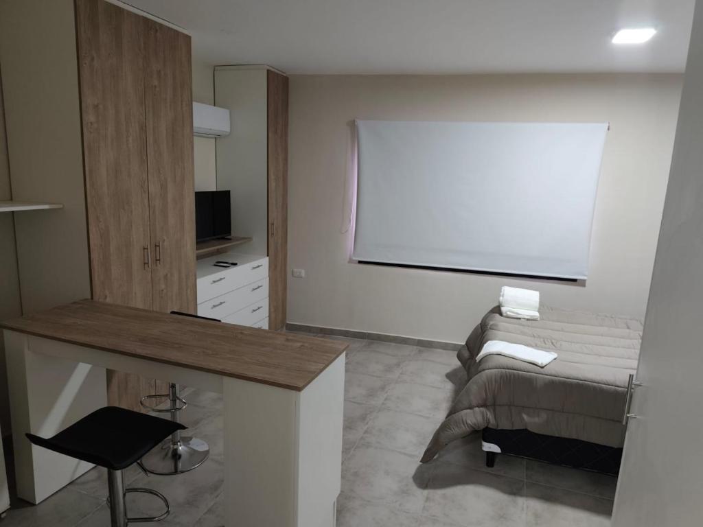 圣地亚哥-德尔埃斯特罗Departamento Centrico Santiago piso 1 Y 2的房间里有一块白色的投影屏幕